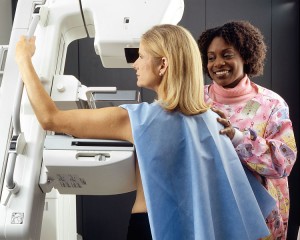 Woman_receives_mammogram